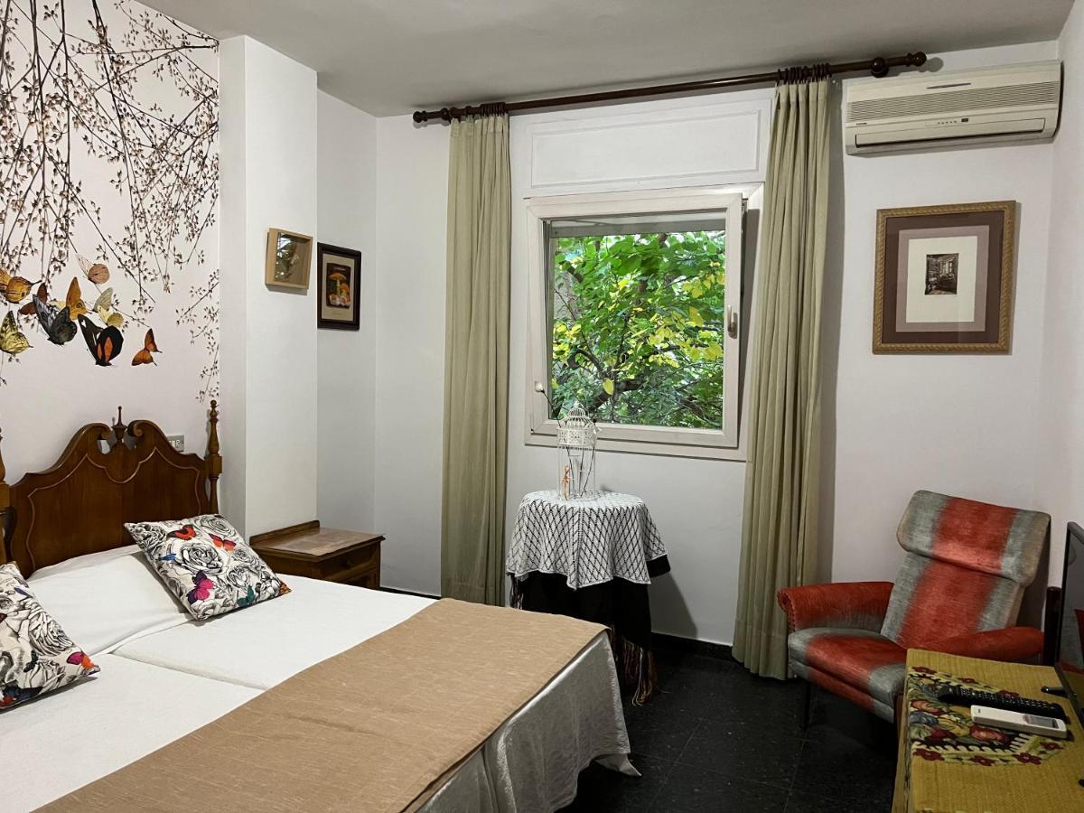 Hostal Pirineos Барбастро Экстерьер фото
