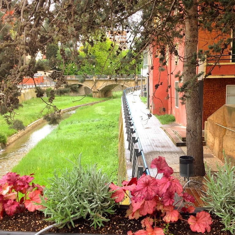 Hostal Pirineos Барбастро Экстерьер фото