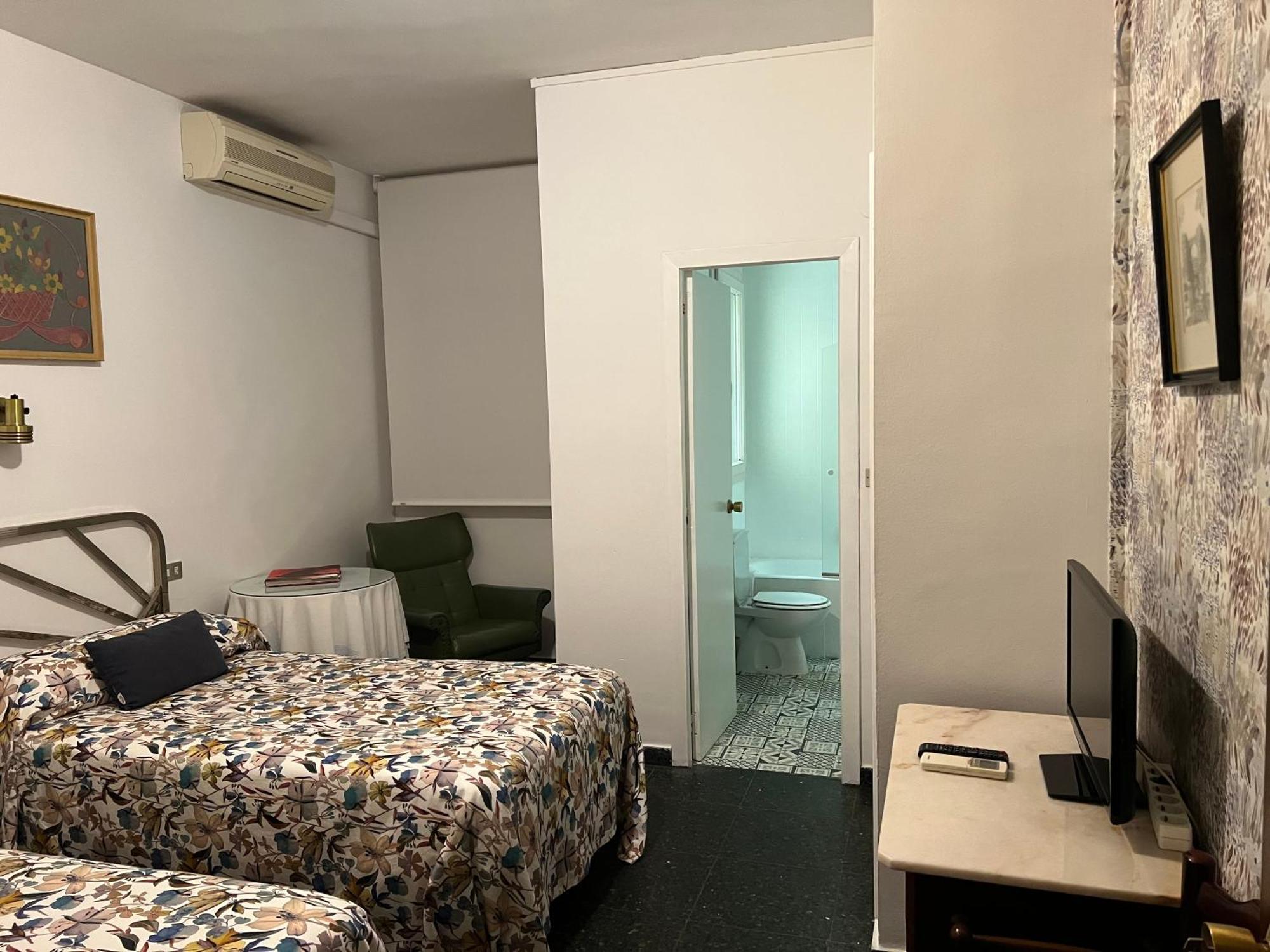 Hostal Pirineos Барбастро Экстерьер фото