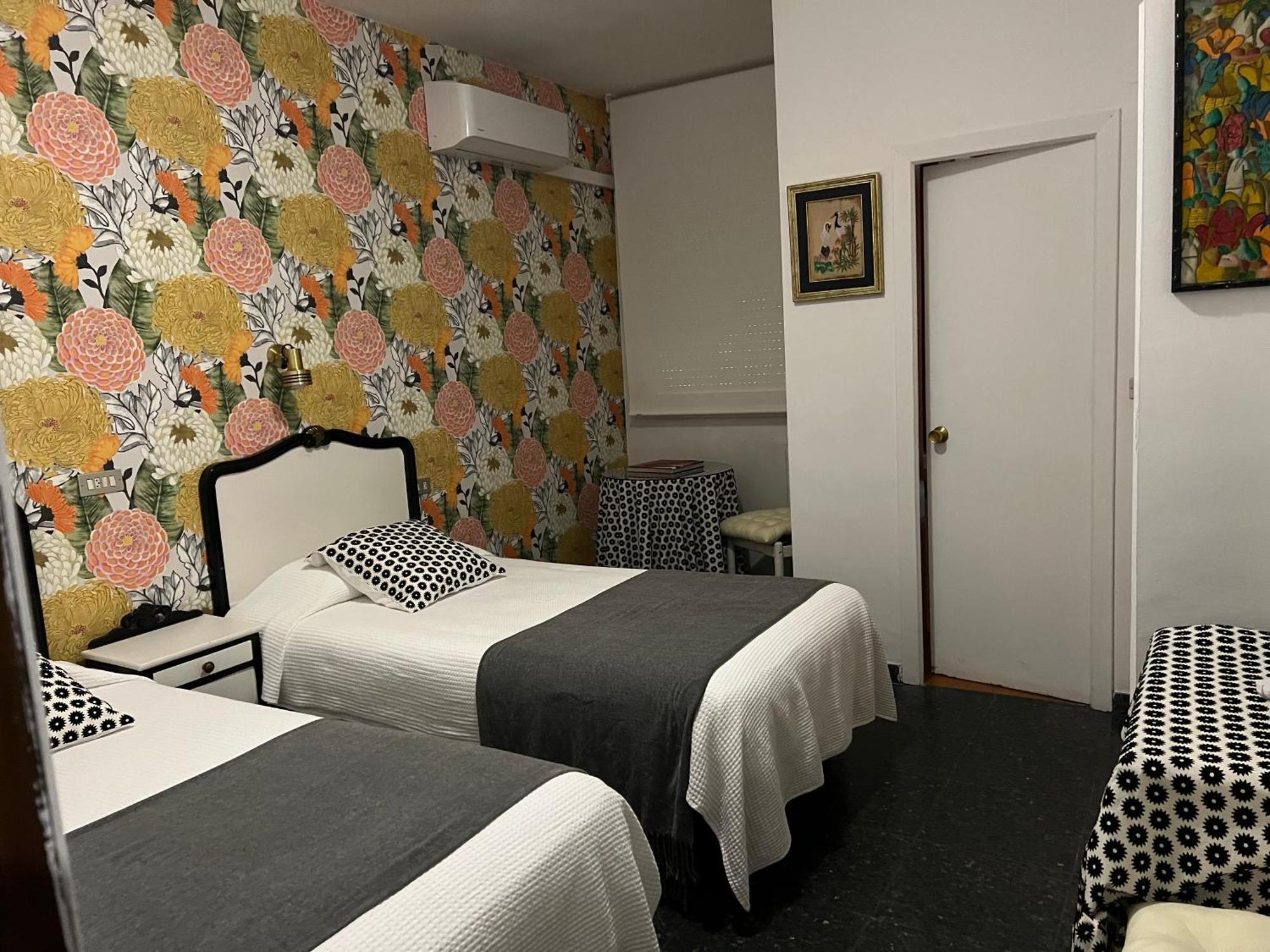 Hostal Pirineos Барбастро Экстерьер фото