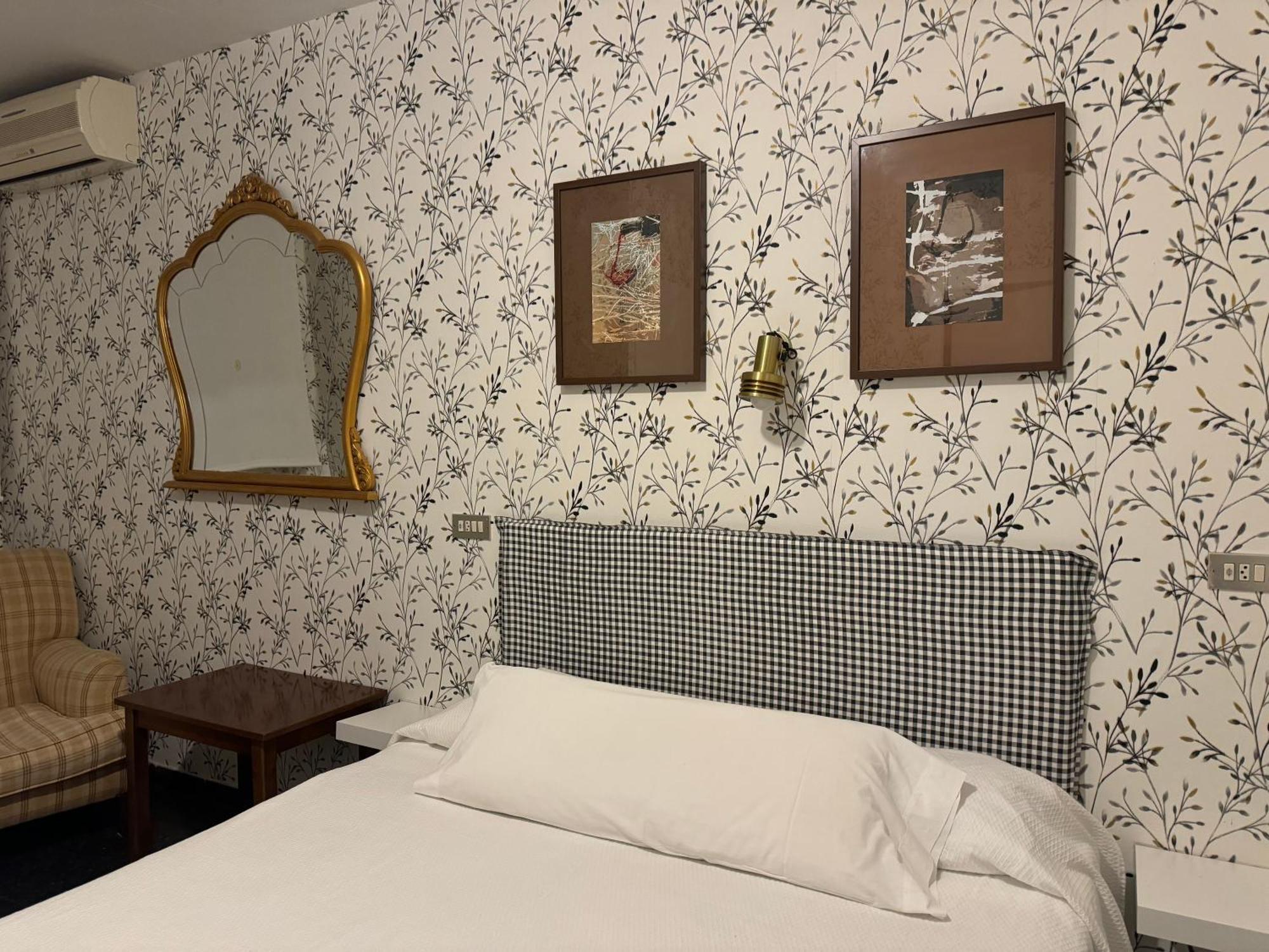 Hostal Pirineos Барбастро Экстерьер фото