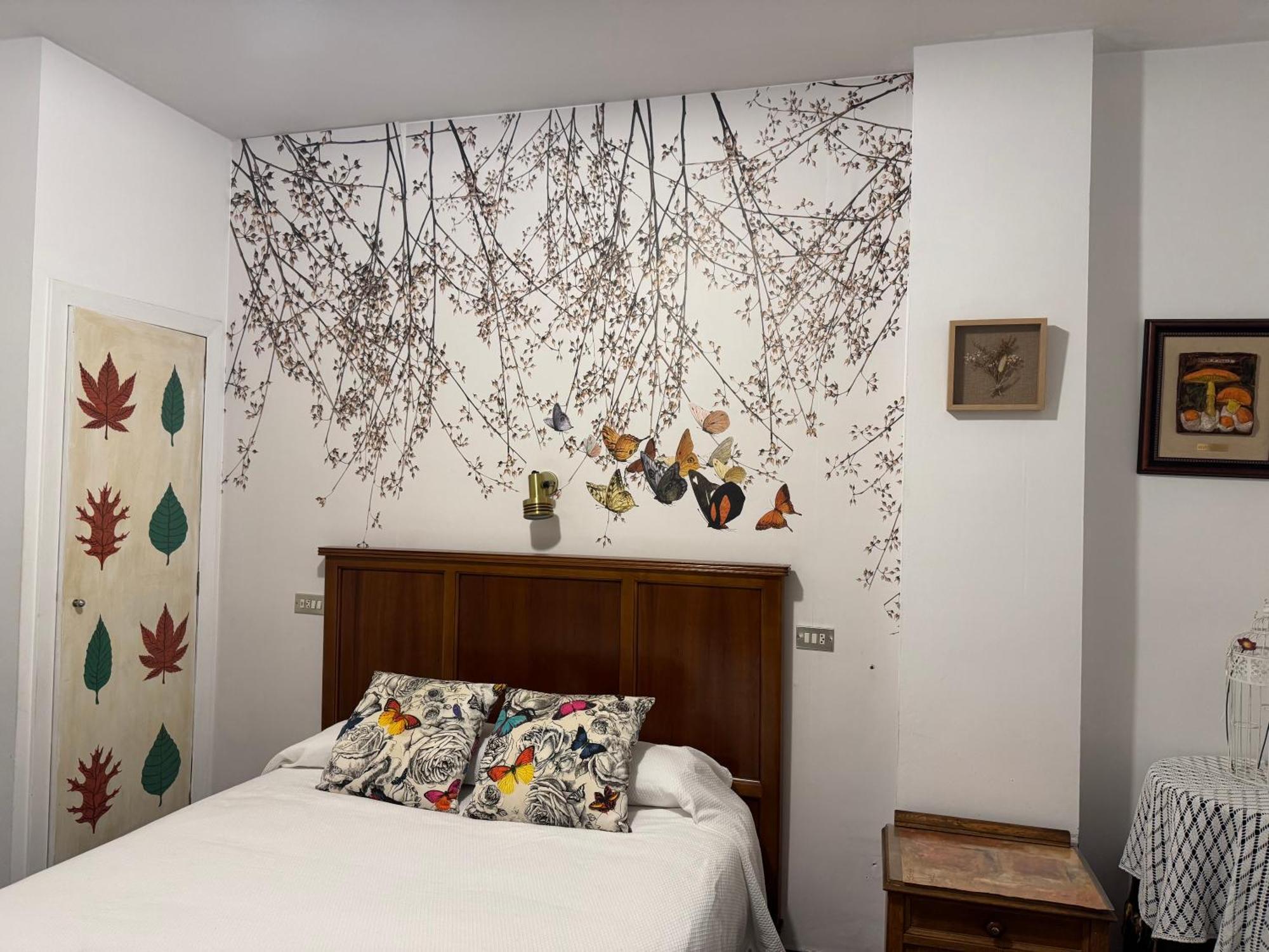 Hostal Pirineos Барбастро Экстерьер фото