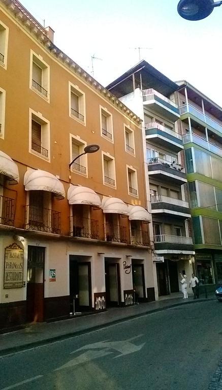 Hostal Pirineos Барбастро Экстерьер фото