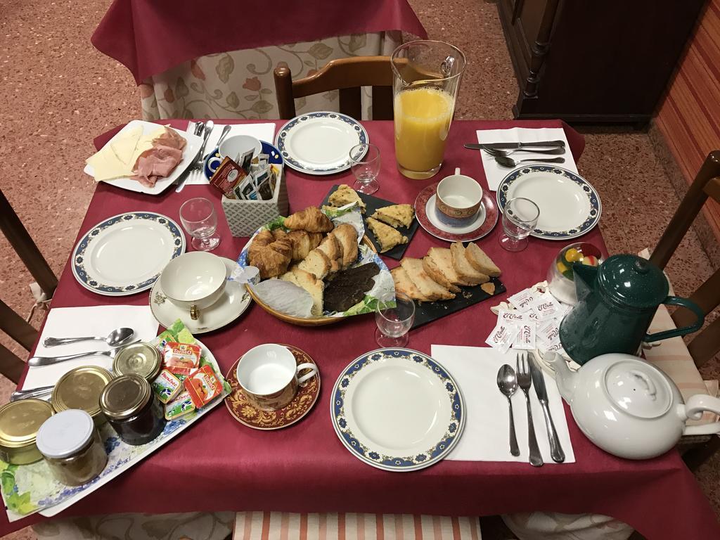 Hostal Pirineos Барбастро Экстерьер фото