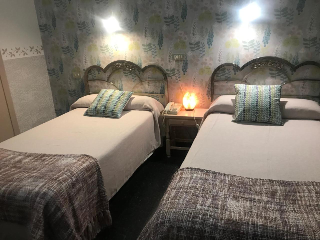 Hostal Pirineos Барбастро Экстерьер фото